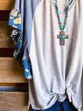 Load image into Gallery viewer, Printed V-neck T-shirt