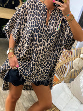 Load image into Gallery viewer, Retro Casual Loose V-Neck Leopard Print Top
