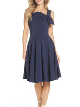 Load image into Gallery viewer, Monochrome Bow Decoration Dress
