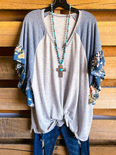 Load image into Gallery viewer, Printed V-neck T-shirt
